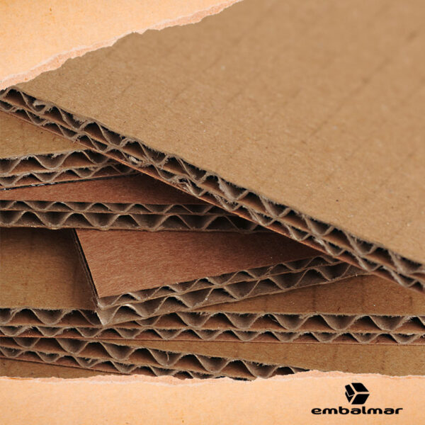 Chapas de papelão ondulado são uma solução versátil e resistente para diferentes tipos de embalagens e proteção de produtos.